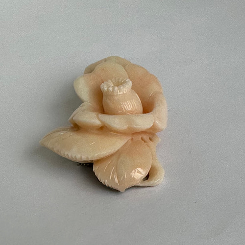 珊瑚彫刻の逸品 ブローチ 『椿』 金具難ありで大幅値下げ！ R50128H1