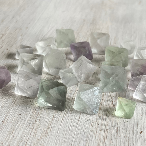 フローライト 蛍石 八面体 ミニ 約26g カラーMIXランダム 天然石 Luna