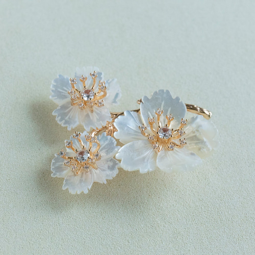 CHANEL ブローチ単品 白蝶貝花型ブローチ CHANEL ブローチ単品白蝶貝花