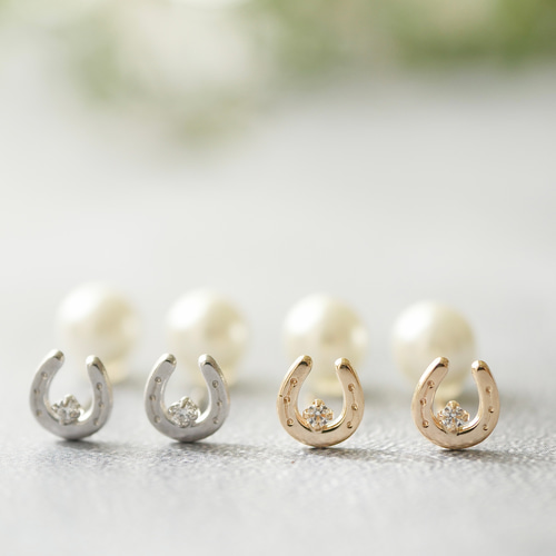 2026年干支 馬】ホースシュー K10/K10WG ジルコニアとパールのピアス