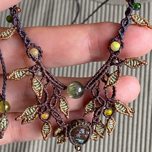 カラフルな木の実♡ナチュラルボルダーオパール マクラメネックレス 02