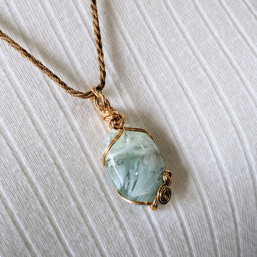 ☆エンジェルフェザーインフローライト☆ワイヤーネックレス 天然石