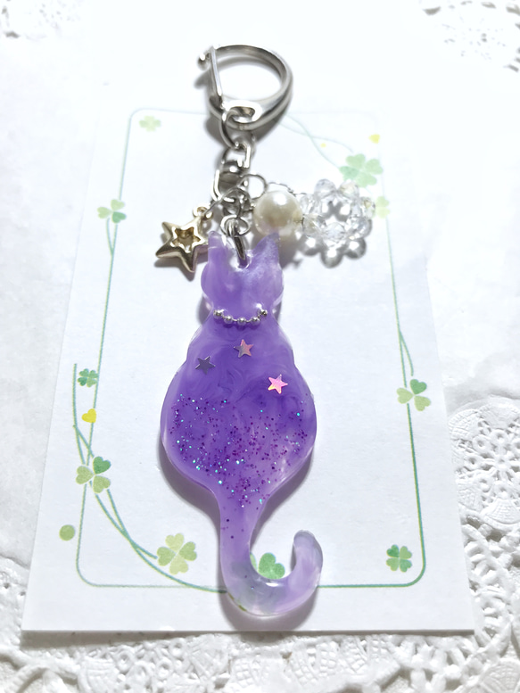 ネコキーホルダー チャーム キラキラ ハンドメイド レジン 猫 チャーム