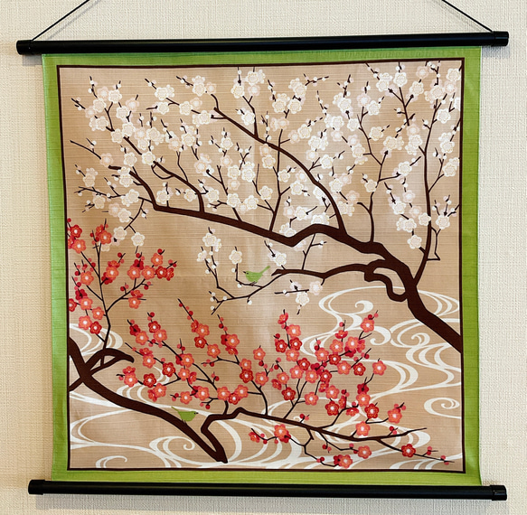 四季彩布（しきさいふ）タペストリー【紅白梅と鶯】軸付きタペストリー