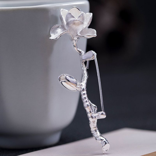 木蓮の花のシルバーブローチ：美しさを身に着けるアクセサリーC032