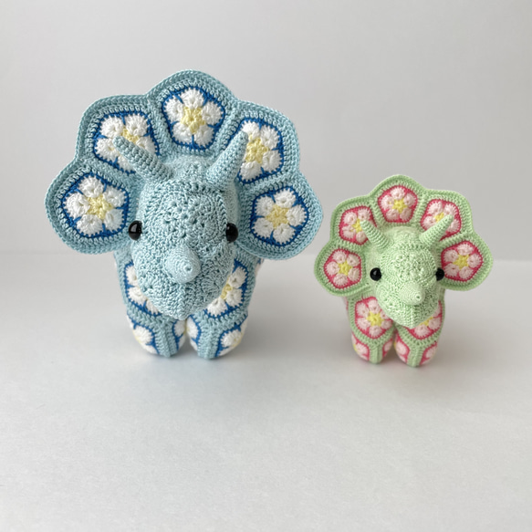 ミシン糸で編んだアフリカンフラワーのトリケラトプスのあみぐるみ