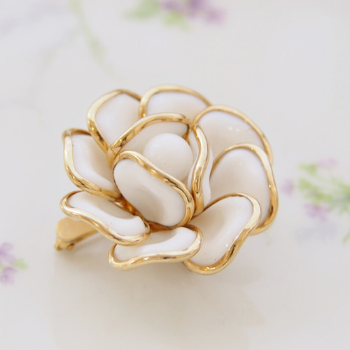 lotuscloud 2513⭐️TRIFARI トリファリヴィンテージブローチ