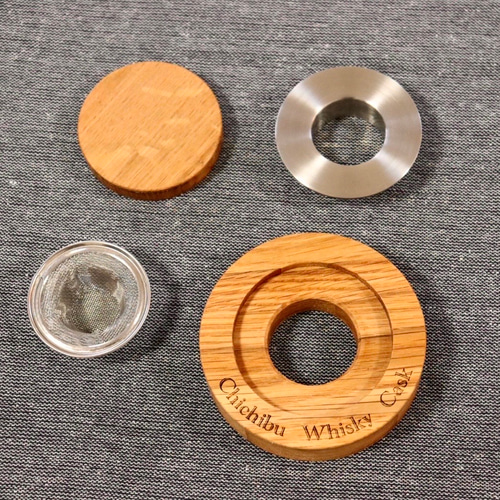 秩父のウイスキー蒸留所の熟成樽でできたスモーカーとスモークチップの