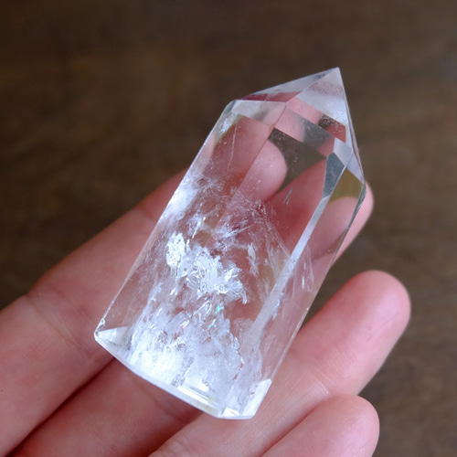 ブラジル産 虹入り水晶ポイント原石 六角柱（約52x27x22mm）置物・浄化