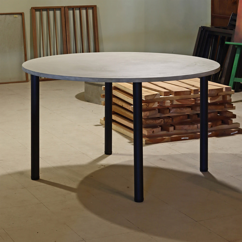 割引 円形｜薄塗りモルタル｜ラウンドテーブル｜ライトグレー｜脚