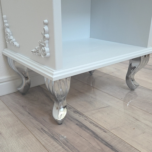 ロココ調 猫脚が可愛い 白のナイトテーブル｜サイドテーブル サイド