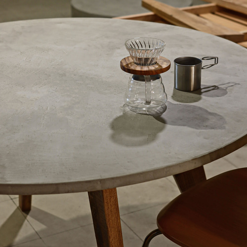 円形｜ラウンドテーブル｜ライトグレー｜薄塗りモルタル｜ちゃぶ台