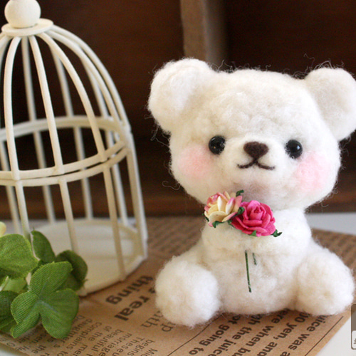 羊毛フェルト_白くまさんのマスコット 羊毛フェルト ここな 通販