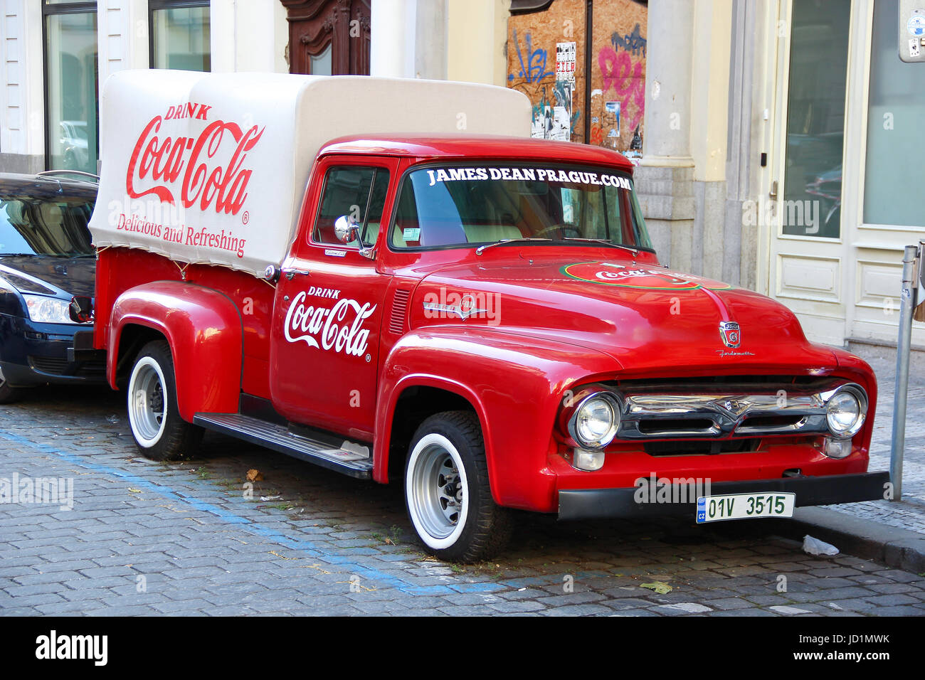 Coca cola old truck classic hi-res stock photography and images