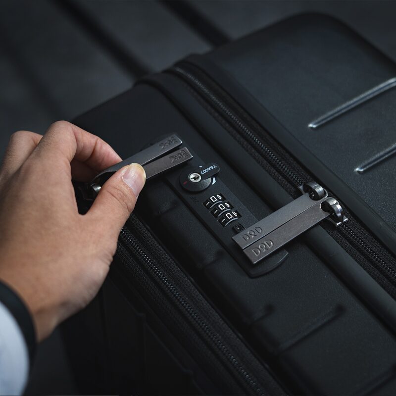 DODからノートPC専用収納付きスーツケース「モナカ・コロコーロ」登場