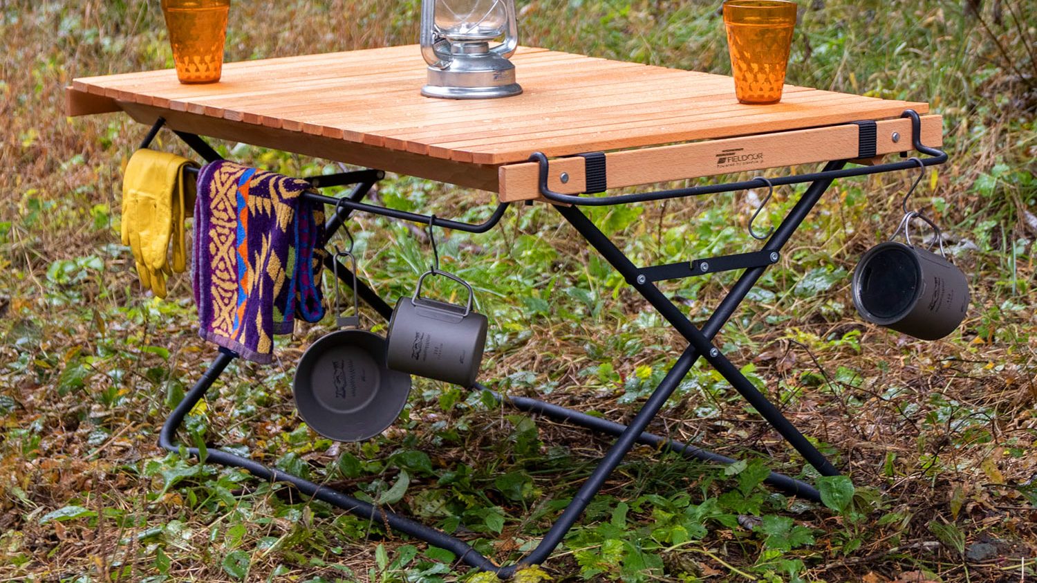 フィールドアからハンガー付きの「ウッドロールトップテーブル