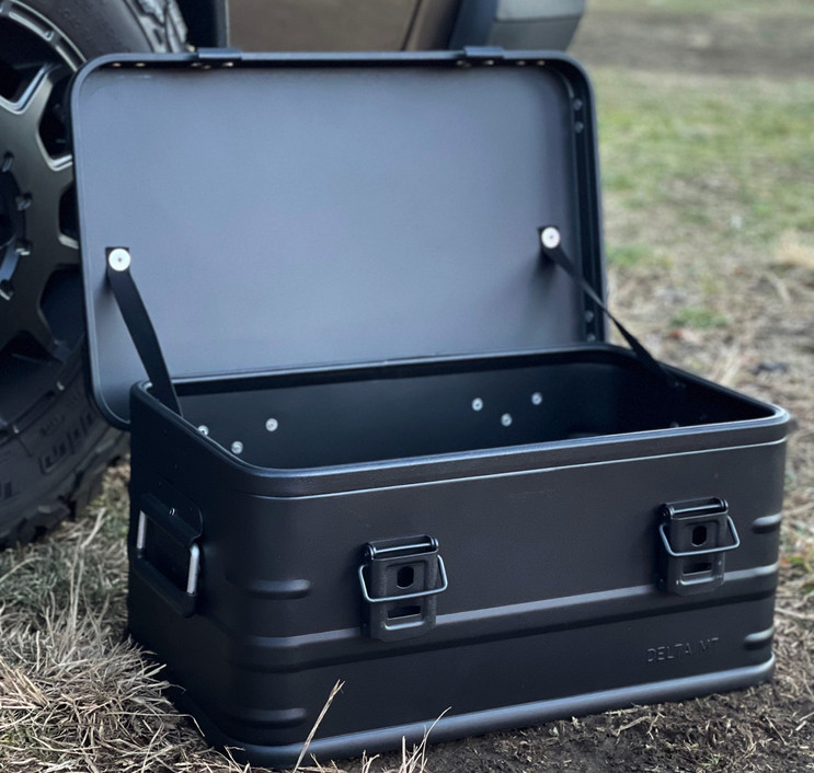 DELTA/MTの「アルミコンテナ」シリーズに限定カラーブラックが登場