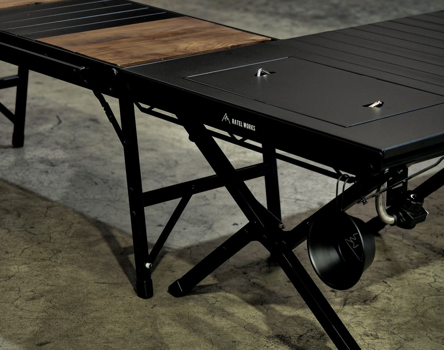 ラーテルワークスからIGT規格対応の「ウッドパネルテーブル120」登場