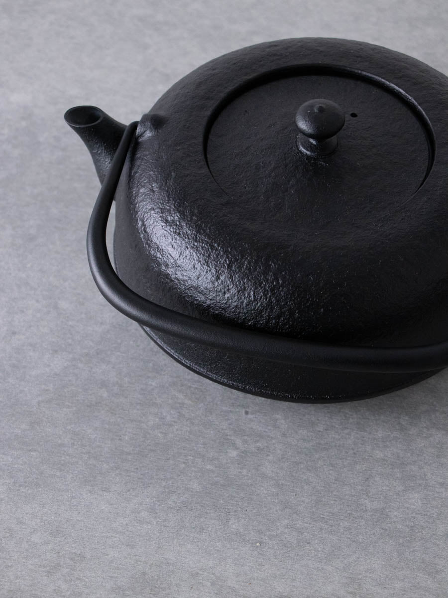砂鉄鉄瓶 小ぶり丸型 鉄瓶1385g三厳堂水漏れ無し 【公式通販】