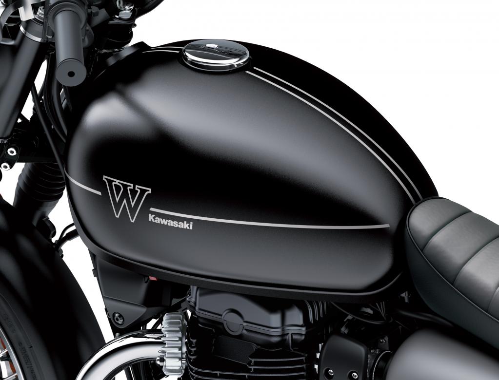 新型カワサキW800のカフェとストリートはどこが違う？〈KAWASAKI W800