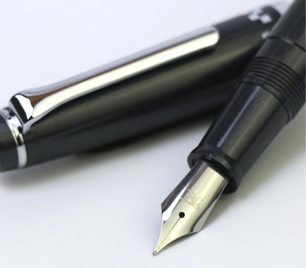 日産R32スカイラインGT-Rモチーフの万年筆が登場！ 価格は1万6000円