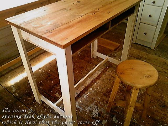 ペンキの剥げたシャビーなアンティーク風オープン机 | ハンドメイド