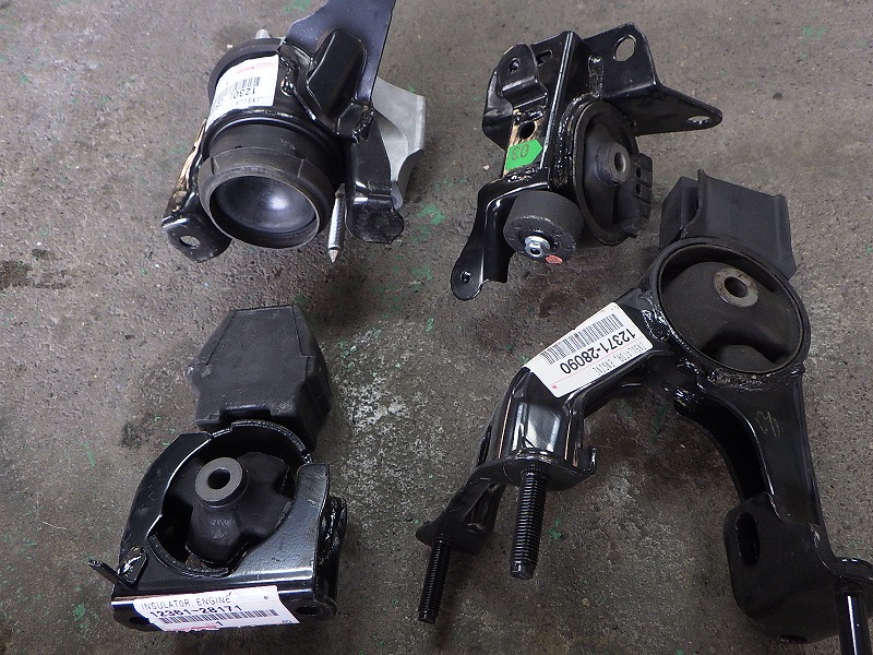 AZR60G エンジンマウント 右 12305-28080 ノア ヴォクシー トヨタ 純正