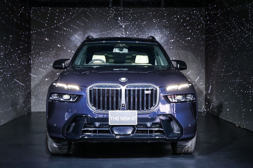 新型7シリーズ同様の2分割ヘッドライトでデザイン一新！「BMW X7」が