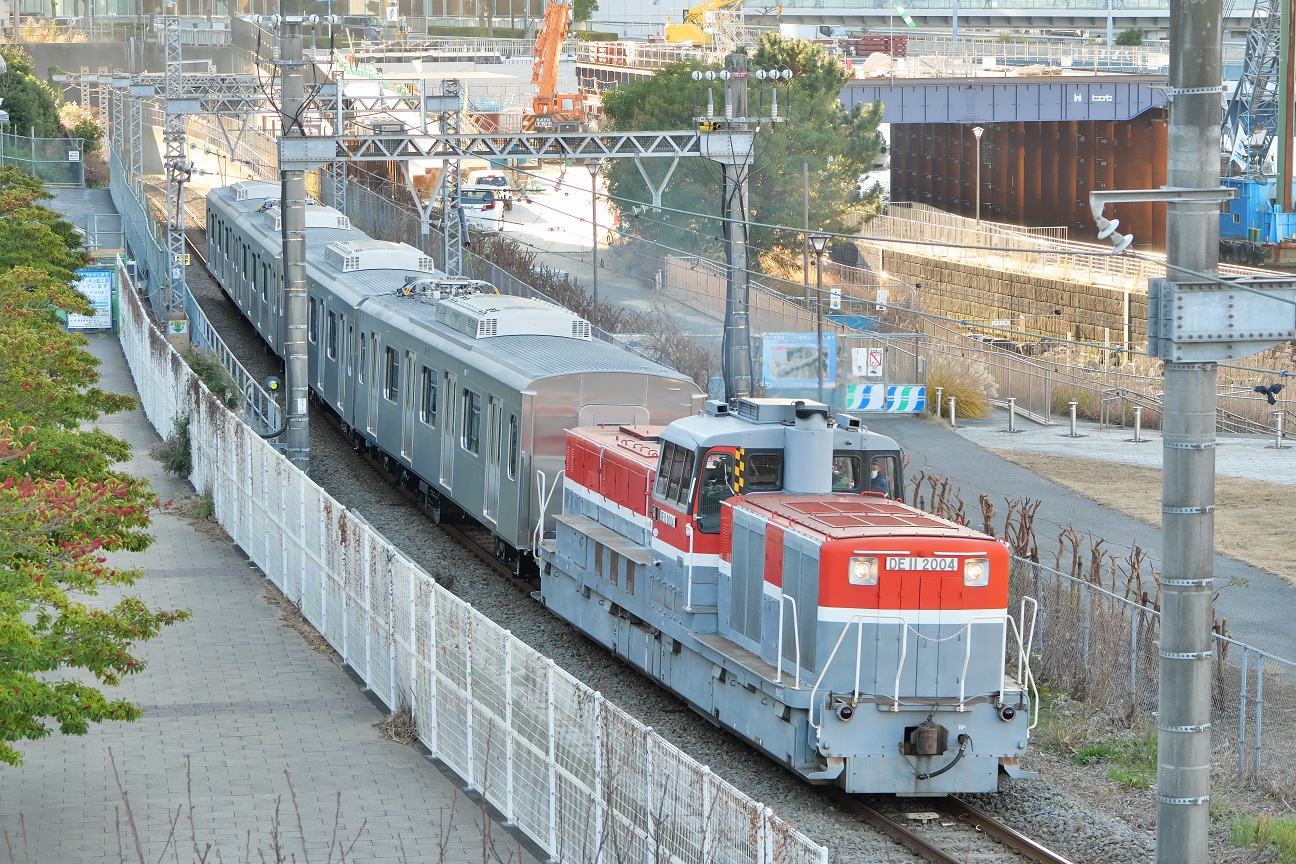 色の無い車両、牽かれて行く -東急5050系Qシート車両？- - 線路を行く