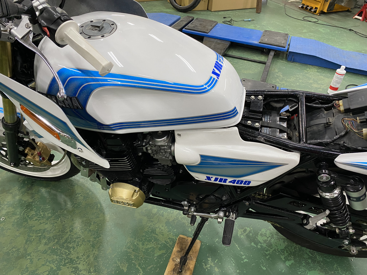 xjr400初期型4HMのタンクの取り付け方 - Toshiの悪あがき【シーズン1】