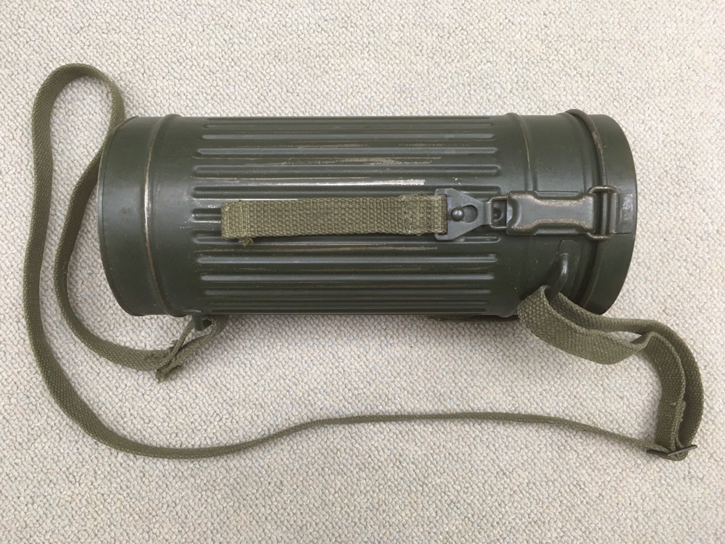 ショルダーバッグ替わりにも？【ドイツ軍装備品】陸軍ガスマスクケース