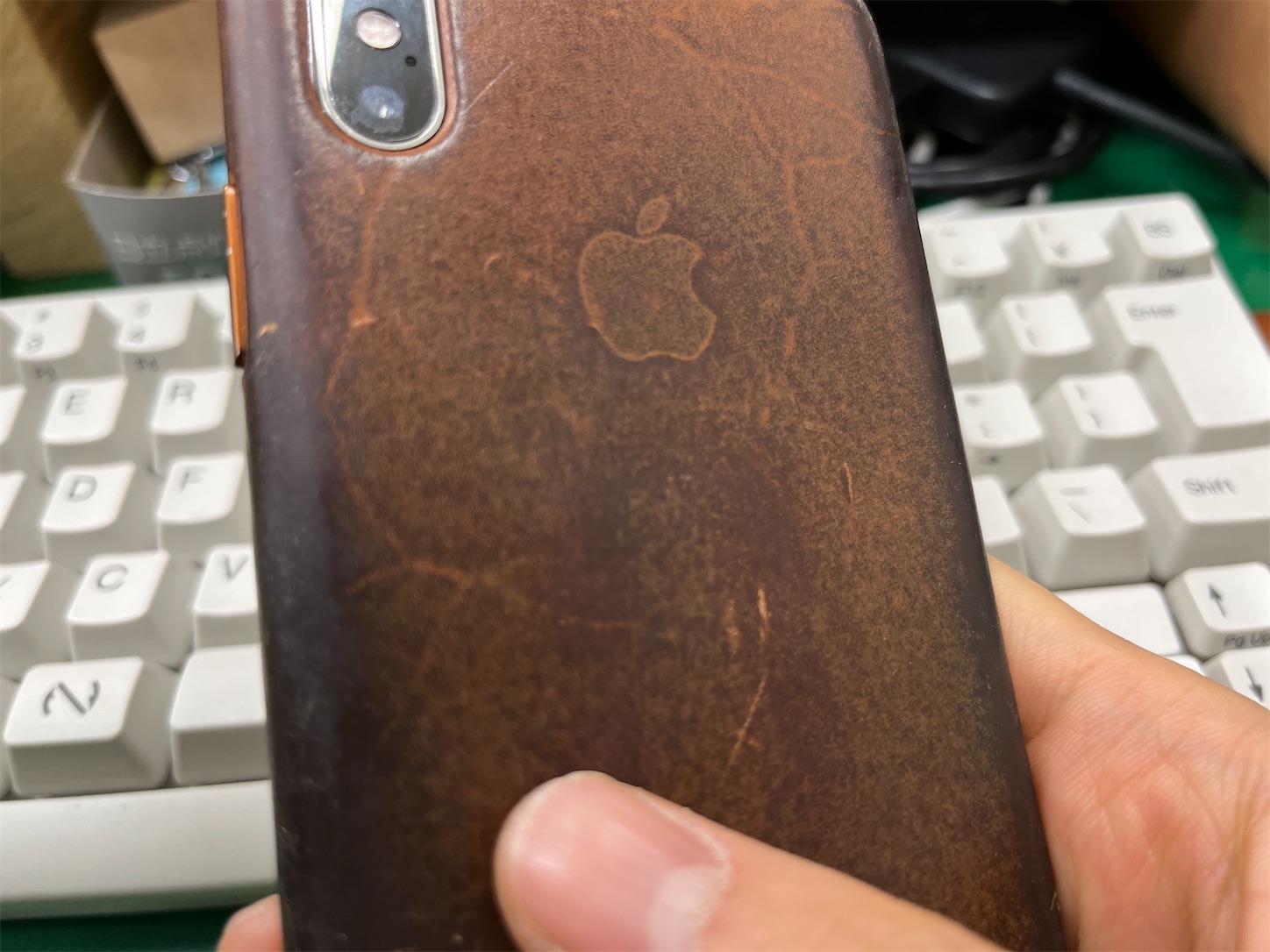 iPhone13のレザーケース、ゴールデンブラウンを眺める。これも立派な