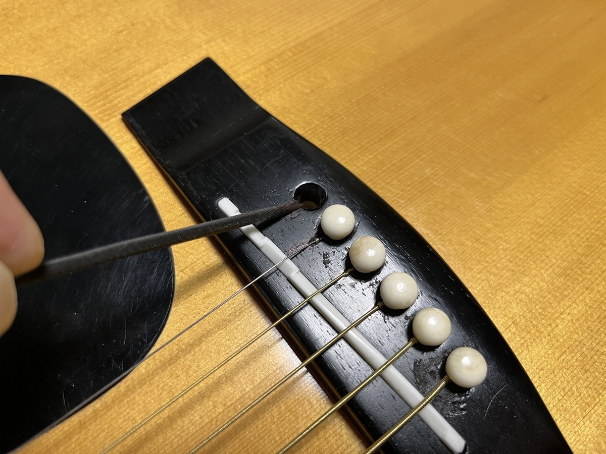 ヤマハFG-201Bに牛骨ブリッジピンと弦溝切り加工 - 蓮な日記