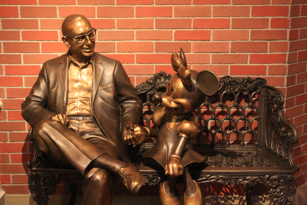 ウォルト・ディズニー&ミッキーマウス パートナーズ像 ウォルト