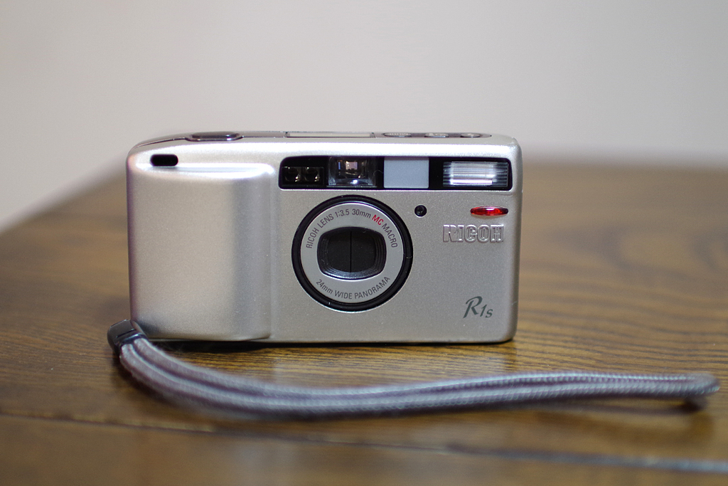 タンスで眠っていたコンパクトカメラRICOH R1sで、フィルムカメラを