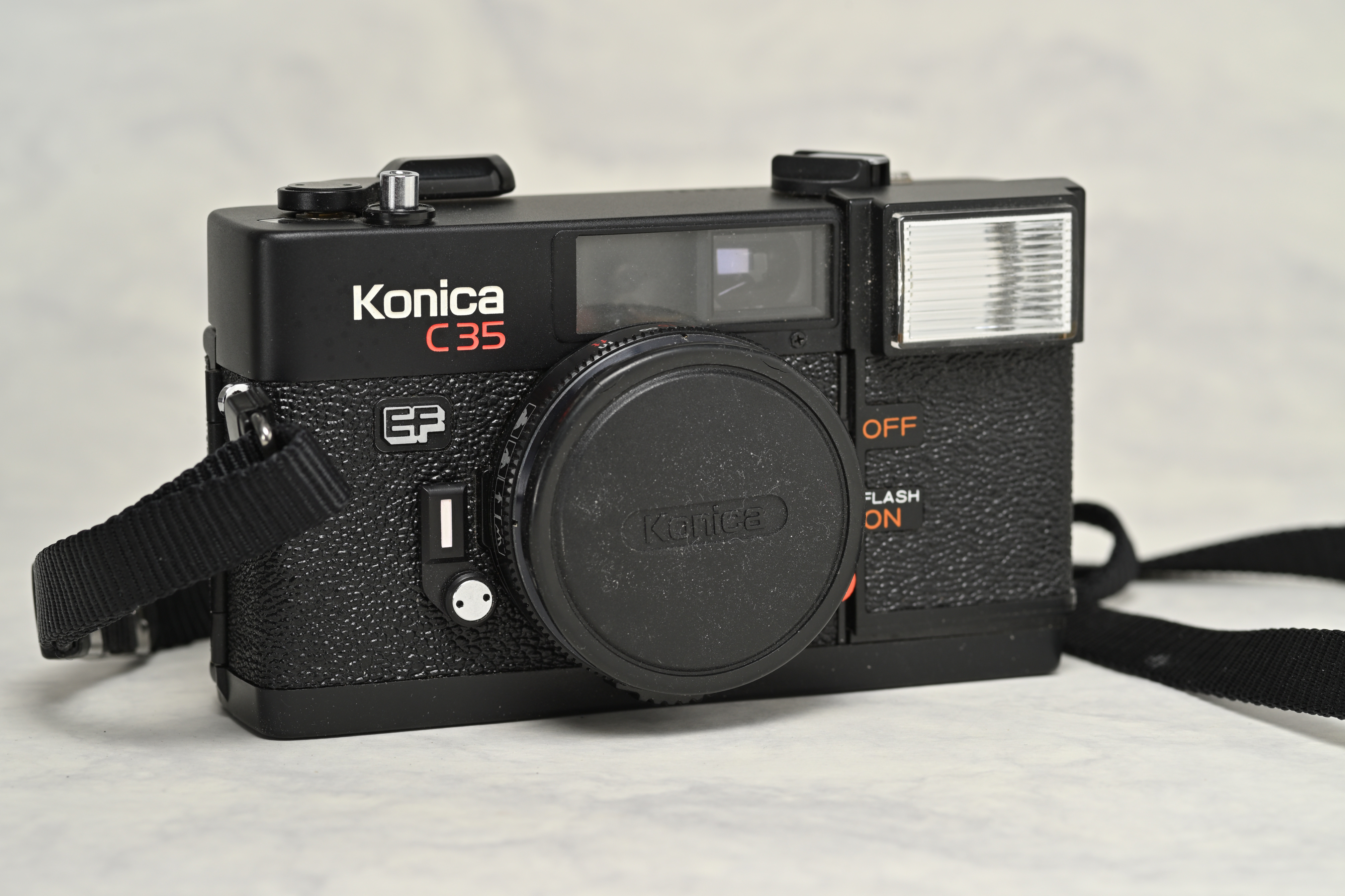 祖父の遺品であり初めてのフィルムカメラでもある、KONICA C35 EF