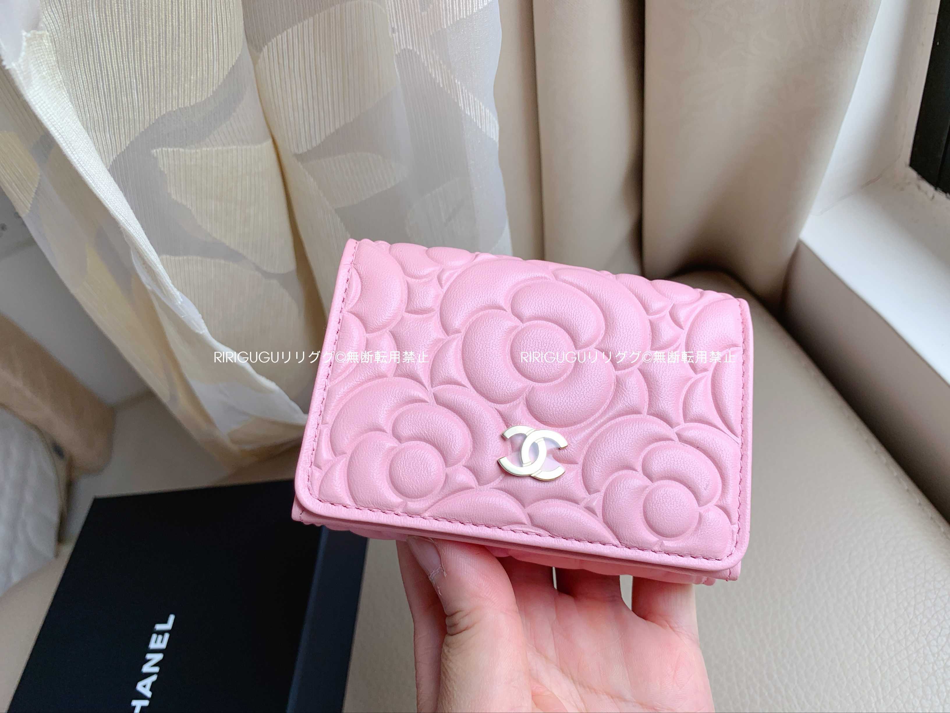 シャネル)AP0116☆カメリアエンボス三つ折りミニ財布☆ (CHANEL