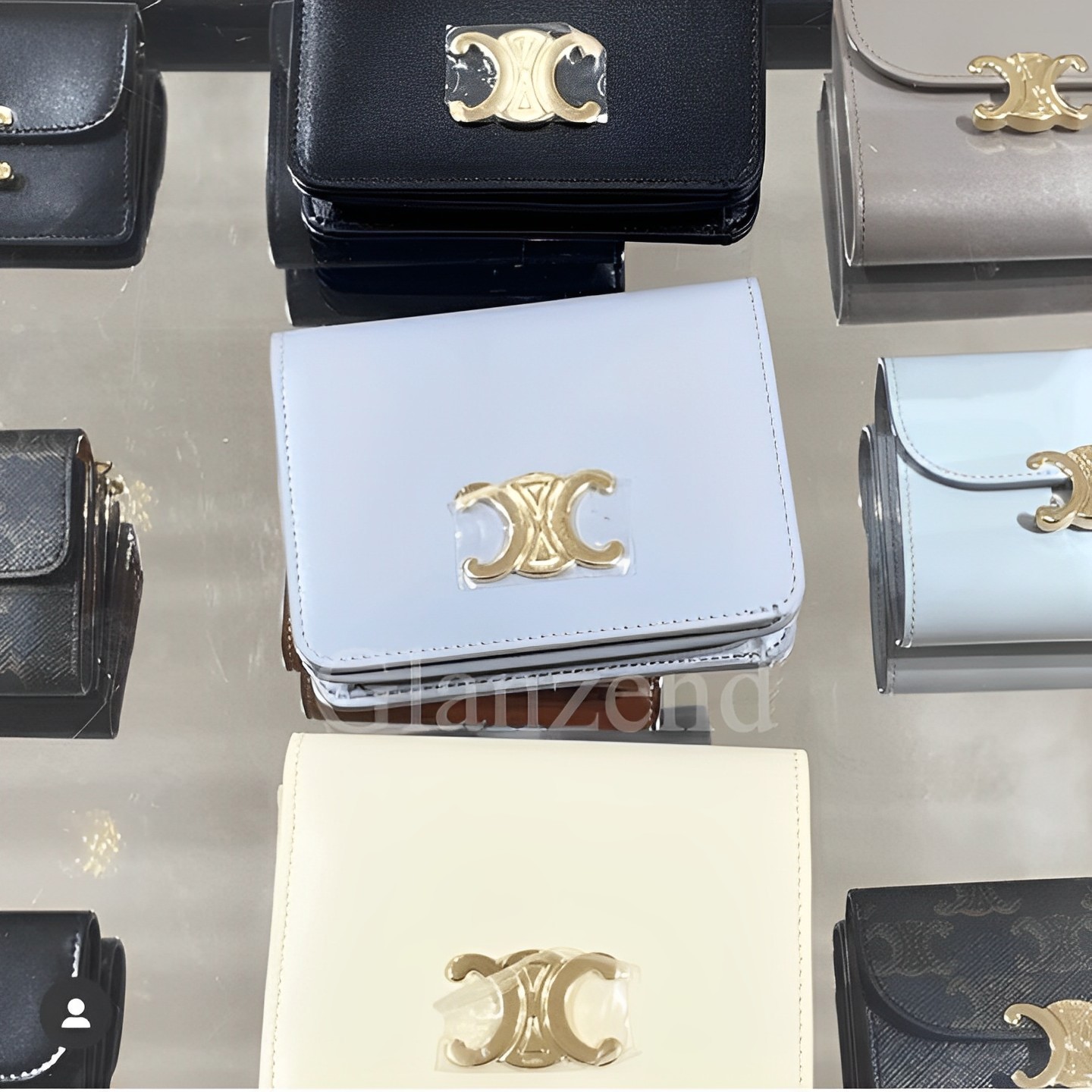 ギフトにも♪【CELINE】トリオンフ コンパクトウォレット (CELINE