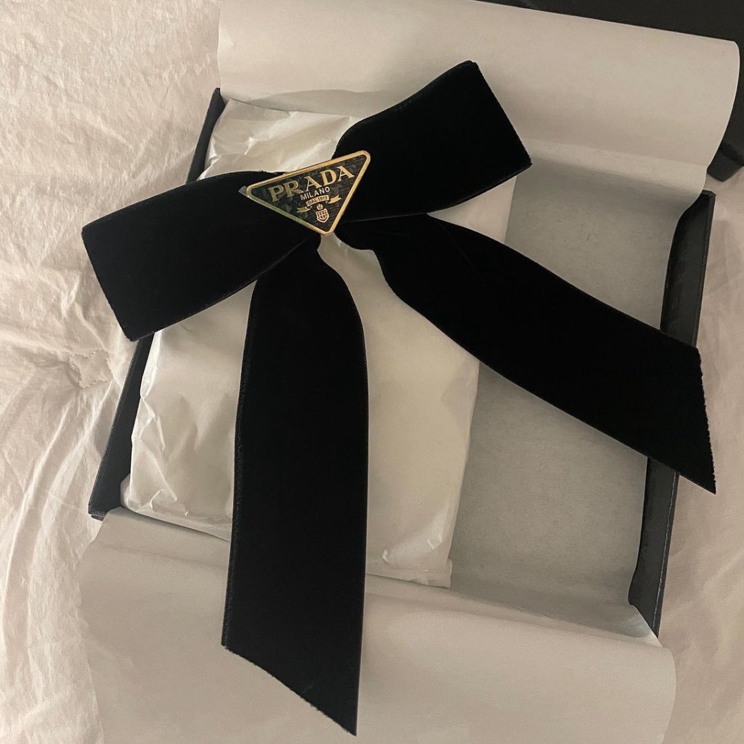 お洒落度UP】PRADA◇ベルベット リボン ヘアクリップ ロゴ付き (PRADA