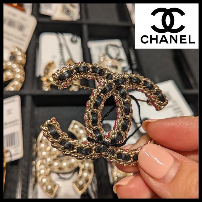 ピンク＆ブラック【CHANEL】シャネル ブローチ〈直営店〉23AW (CHANEL