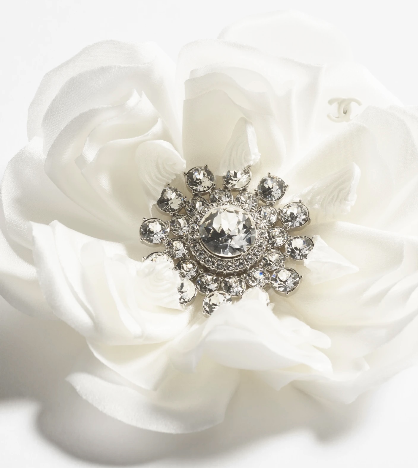 25A 美しいシルクサテン /ホワイト】CHANEL カメリアブローチ