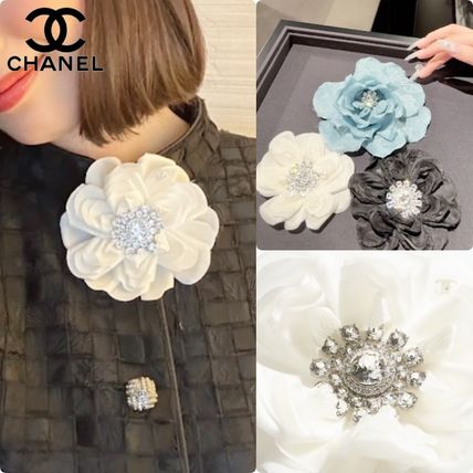 ホワイト（白）系 CHANEL(シャネル) ブローチ・コサージュ(レディース