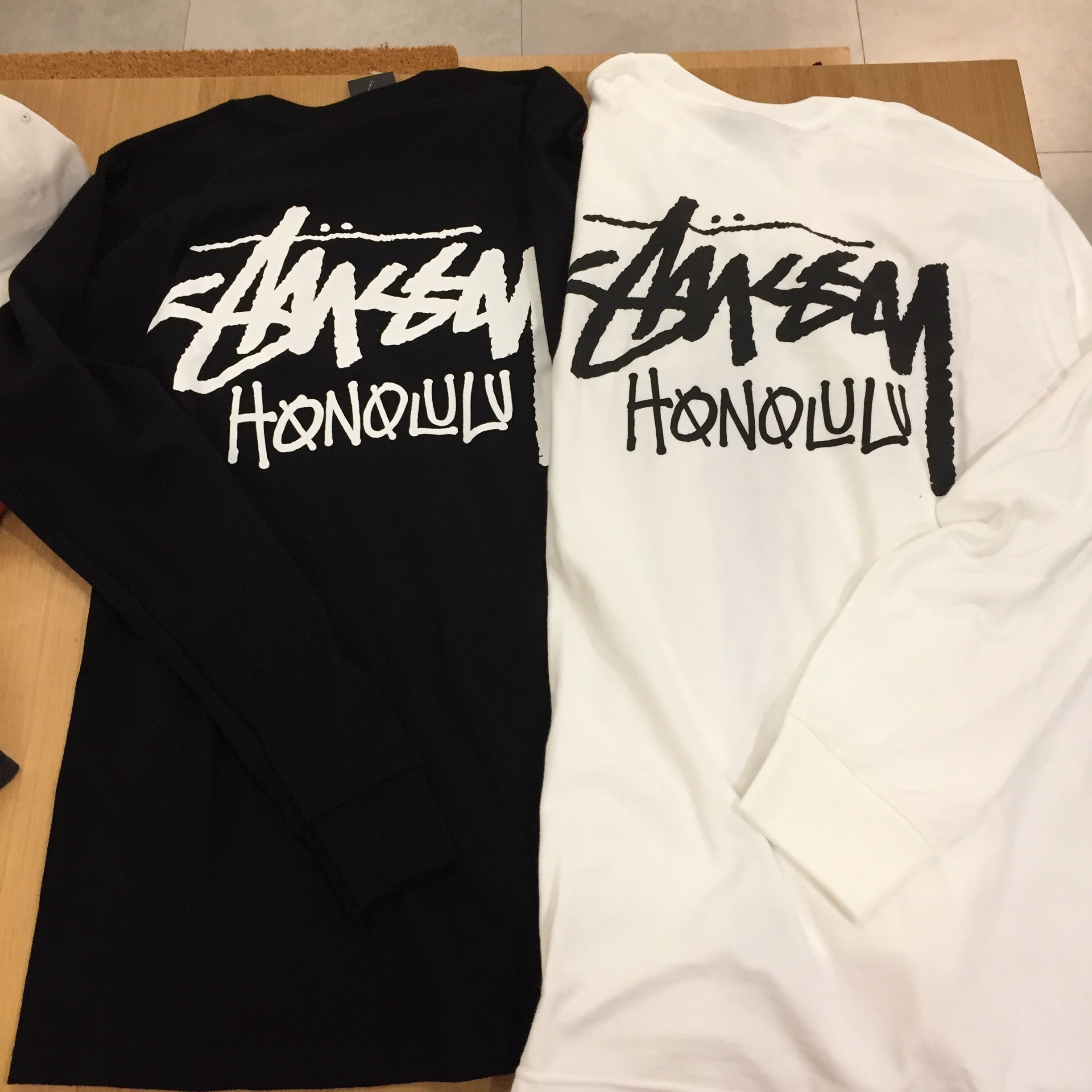 ハワイ限定☆STUSSY ホノルルロゴ入り メンズ長袖Tシャツ (STUSSY/T