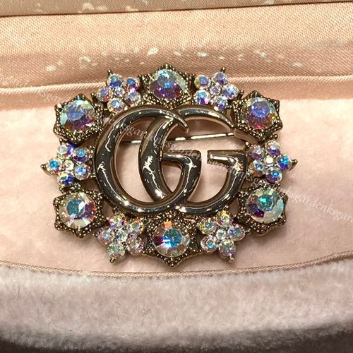 新品】GUCCI GGロゴ クリスタルブローチ Gucci GG crystal-embellished