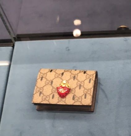 関税込/国内発】GUCCI イチゴ×GGメタルロゴ 折りたたみ財布 (GUCCI