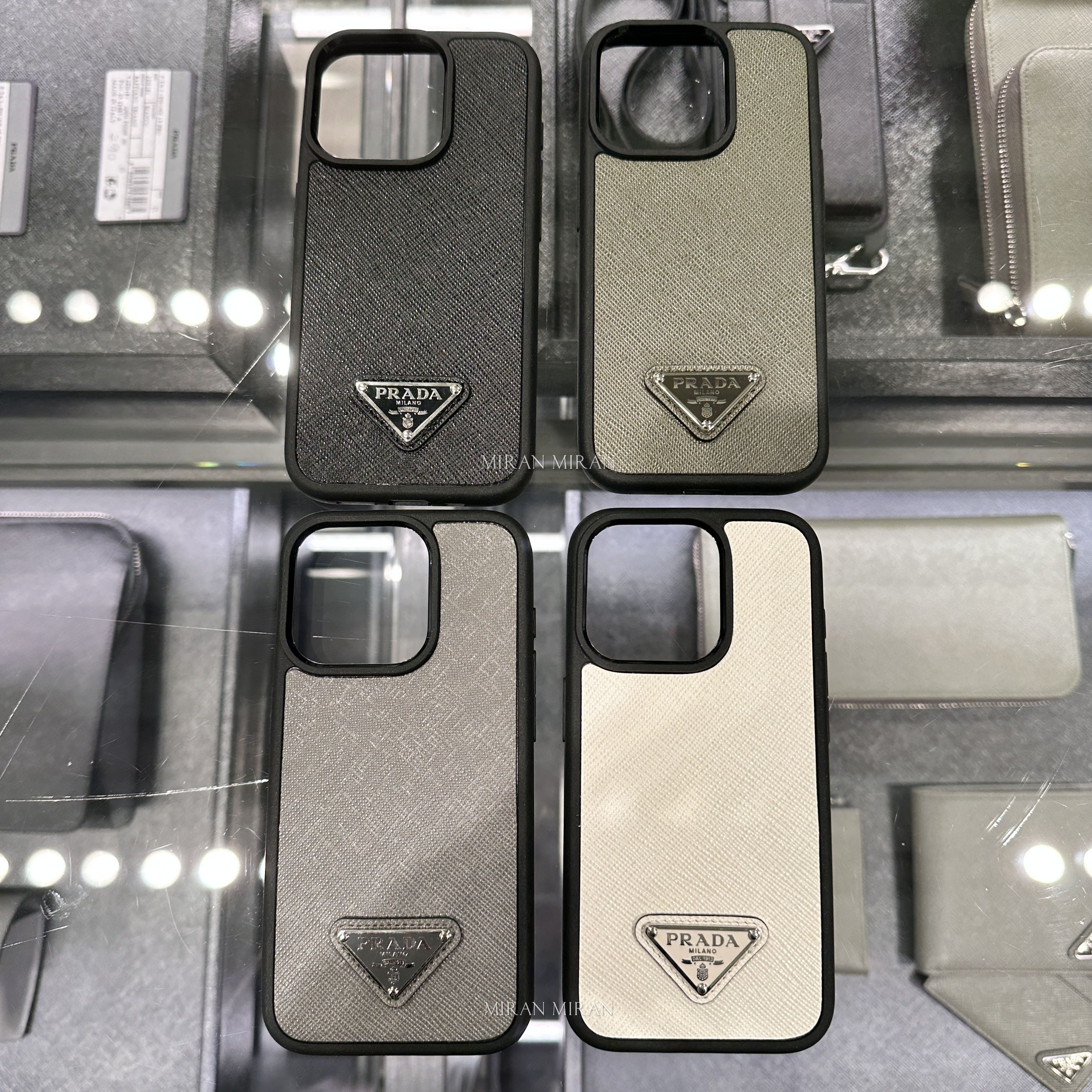 追跡付き発送【PRADA】サフィーアーノiPhone15roケース (PRADA/iPhone