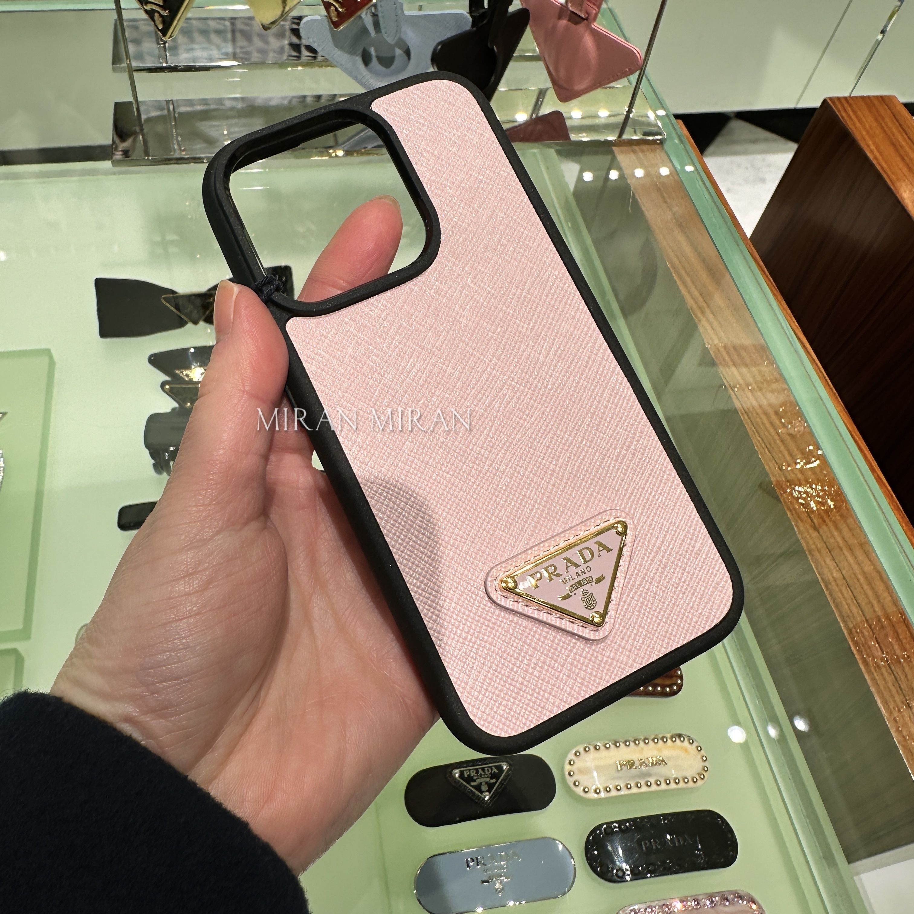 PRADA】ロゴ付き♪サフィーアーノiPhone15Pro/15Pro Maxケース (PRADA