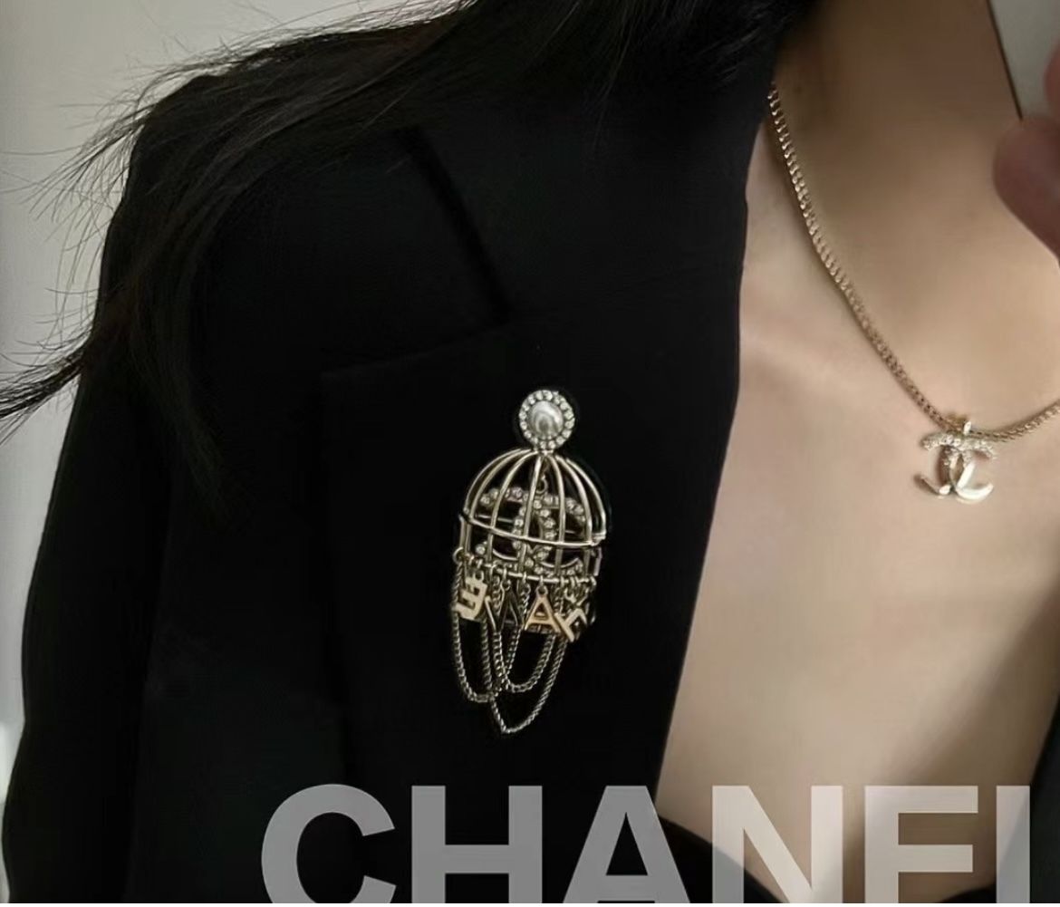 集めたい 鳥カゴの中にCCマーク！重ね付けしても CHANELブローチ