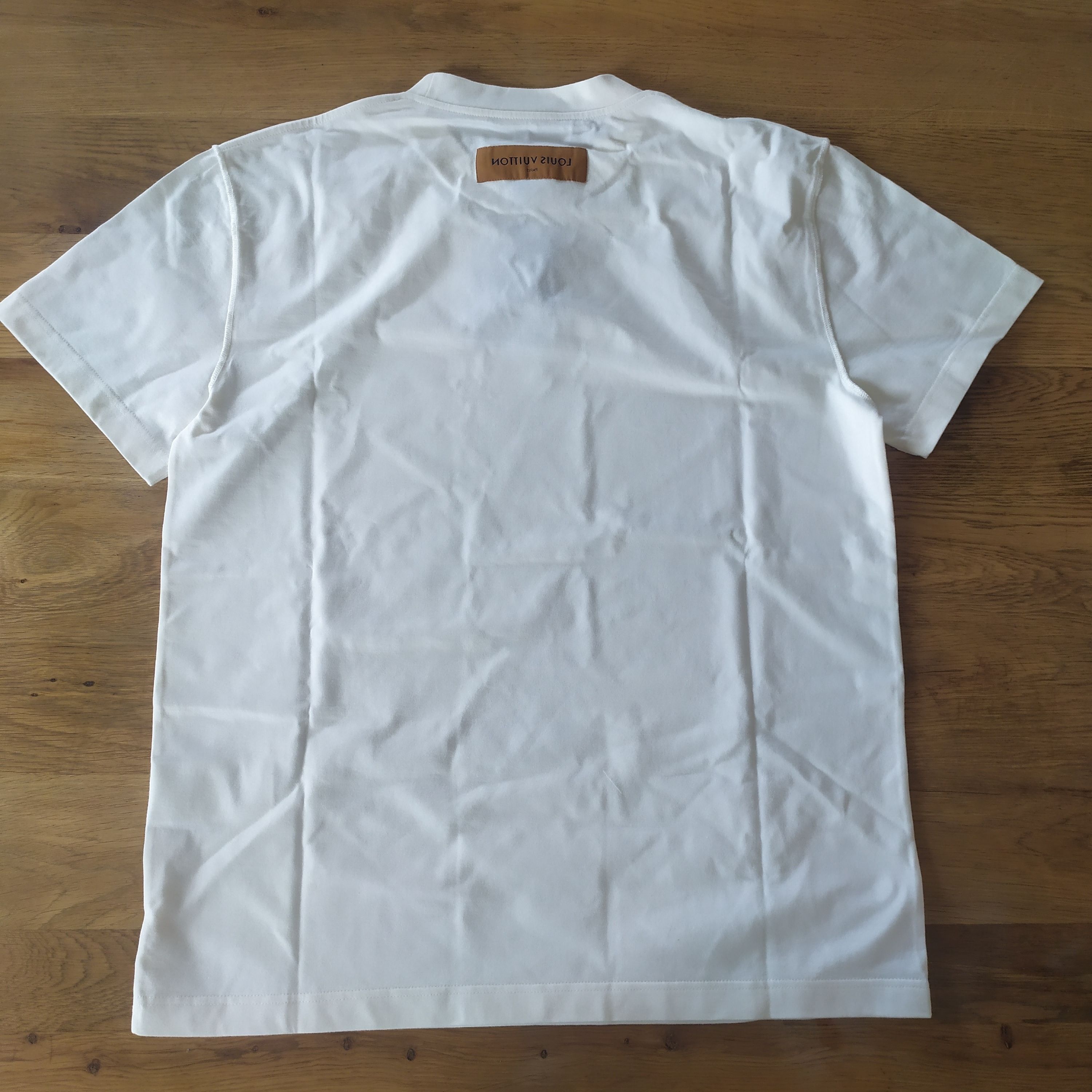 パリ直送!【ルイ・ヴィトン】☆エンボスLV Tシャツ☆ (Louis Vuitton/T