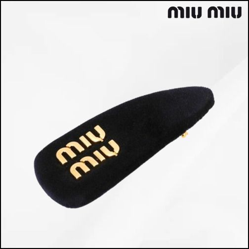 miumiu ヘアピン 黒 ブラック パテントレザー ヘアクリップ | Miu Miu